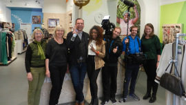 Die Ehrenamtlichen Inge Kosim und Gabriele Nesemann, der Aufnahmeleiter des Dreh-Teams, die Kandidatin Lourdes, Kameramann und - assistent sowie die Ehrenamtliche Elfi Tregubenko im Oxfam MOVE Berlin (v.l.)