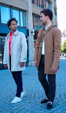 Laid Bouzid und Philéas Laoutides tragen Secondhand-Outfits aus dem Oxfam Fashionshop in Frankfurt-Sachsenhausen.