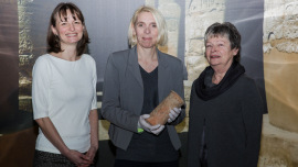 V.l.: Catja Schulze (ehrenamtliche Shop-Leiterin Oxfam Shop Mannheim), Gabriele Pieke (Leiterin der altägyptischen Sammlung der Reiss-Engelhorn-Museen) und Inka Dreyer (Ehrenamtliche im Oxfam Shop Mannheim)