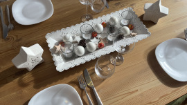 Ausschnitt eines gedeckten Tisches mit weihnachtlicher Dekoration