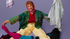 Tina präsentiert ein kreatives Ensemble aus Secondhand-Teilen und trägt dabei ein gemustertes Hemd, kombiniert mit einer weiten Hose.