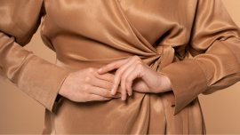 Beigefarbenes Kleid aus Seide