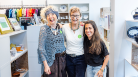 Gruppenfoto der ehrenamtlichen Mitarbeitenden Jolanta Cegielka-Kostorz, Ulrike W. und Kathy L. A. (von links) im Oxfam Shop in Halle/Saale.