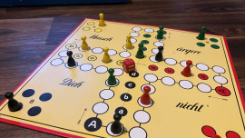 Mensch ärgere dich nicht: Spielbrett mit Figuren und Würfel