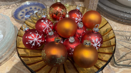 Aus dem Oxfam Shop: Kugeln für einen Weihnachtsbaum in einer gläsernen Schale