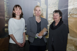 V.l.: Catja Schulze (ehrenamtliche Shop-Leiterin Oxfam Shop Mannheim), Gabriele Pieke (Leiterin der altägyptischen Sammlung der Reiss-Engelhorn-Museen) und Inka Dreyer (Ehrenamtliche im Oxfam Shop Mannheim)