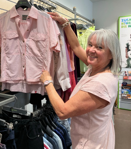 Durch die Hände von der Ehrenamtlichen Annette Schulz gehen viele Secondhand-Stücke.
