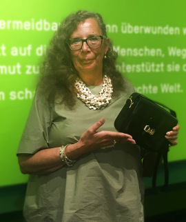 Oxfams Schätze: Cornelia Braumann mit einer Vintage-Designer-Handtasche