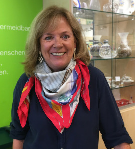 die Ehrenamtliche Denise mit dem Hermès-Tuch