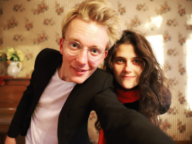 Duo Viktoria spielt bei der Eröffnung des neuen Oxfam Shops Berlin-Kreuzberg