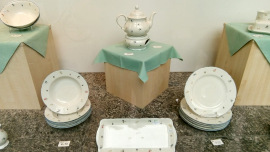 edles Seltmann-Weiden-Geschirr im Schaufenster eines Oxfam Shops