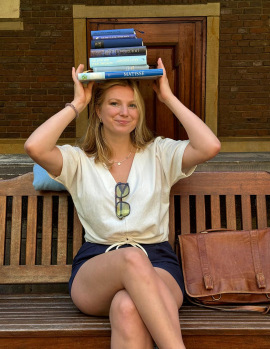 Im Kleider- und Bücherschrank der Ehrenamtlichen Ida L. findet man fast ausschließlich Secondhand.