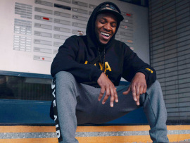 Musa ist live bei der Eröffnung im neuen Oxfam Shop Berlin-Kreuzberg.