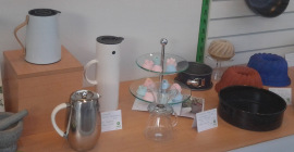 Kannen, Kuchenformen und mehr im Oxfam Shop