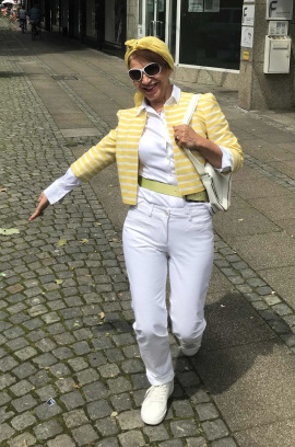 Die Ehrenamtliche Sogra-Shahla B. präsentiert bei einer Modenschau Sachen aus dem Oxfam Shop Bremen.
