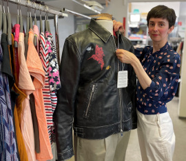 Alexandra van Dijk, Ehrenamtliche und Mode-Expertin im Oxfam Shop Düsseldorf-Friedrichstadt