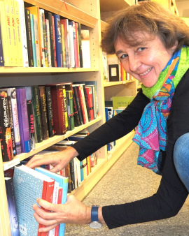 Ehrenamtliche Annette Rössler im Oxfam Buchshop in Stuttgart