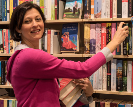 Die Ehrenamtliche Brit Nowaczyk im Oxfam Shop Dresden