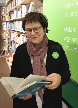 Ehrenamtliche Claudia Arnhold im Oxfam Shop in Erfurt