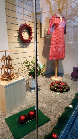 Festliche Mode und Deko im Schaufenster eines Oxfam Shops