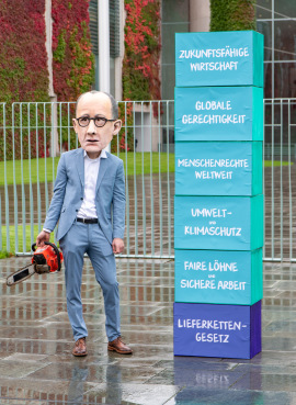 Die Übergabe der Unterschriften der Kampagne zum Erhalt des Lieferkettengesetzes.