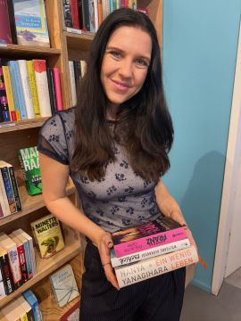 Laura ist – unter anderem mit ihren Buchtipps – oft auf dem Social-Media-Kanal der Oxfam Shops zu sehen.
