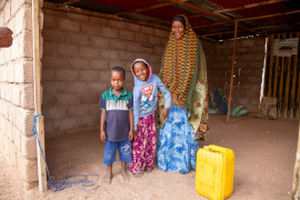 Hawa und ihre Kinder in ihrem Haus in Ceel Dhaab/Somalia. Dank der neuen Entsalzungsanlage haben die Familien im Dorf nun Zugang zu sicherem, sauberem Trinkwasser.