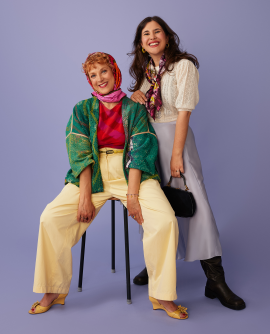 Tina (links) und Bele (rechts) haben Vintage-Kleidung kreativ neu kombiniert und Freude dabei.