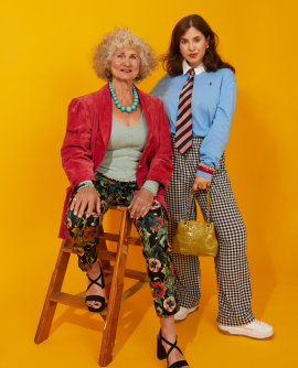 Gisela (links) und Bele (rechts) tragen farbintensive Stoffe, gemixt mit Retro-Elementen und individuellen Details.