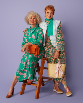 Gisela (links) und Tina (rechts) tragen zeitlose, gemusterte Secondhand-Kleider.