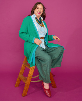 Sylvia, eine Ehrenamtliche aus einem Oxfam Shop, posiert für den Secondhand September.