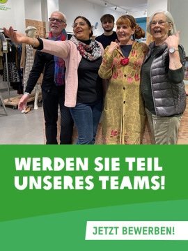 Die ehrenamtlichen Mitarbeitenden Heinz Bernd K., Kiranjit Kaur, Jeremias Müller, Isolde K. und Sigrid F. (von links) engagieren sich im Oxfam Shop Berlin-Charlottenburg.
