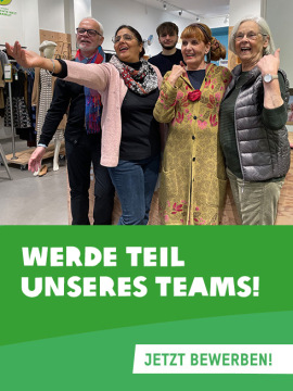 Die ehrenamtlichen Mitarbeitenden Heinz Bernd K., Kiranjit Kaur, Jeremias Müller, Isolde K. und Sigrid F. (von links) engagieren sich im Oxfam Shop Berlin-Charlottenburg.