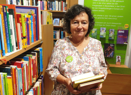 Ehrenamtliche Irmgard Matthes-Borufka im Oxfam Buchshop Darmstadt