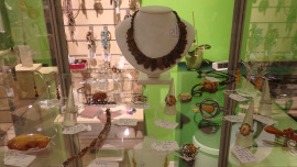 Bernstein-Schmuck im Oxfam Shop