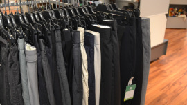 Hosen im Oxfam Shop