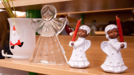 weihnachtliche Deko im Oxfam Shop