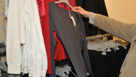 Langarmshirts in verschiedenen Farben gibt es im Oxfam Shop