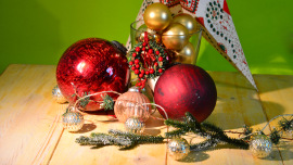 Weihnachtsdeko im Oxfam Shop