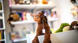 Stofftier im Oxfam Shop