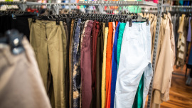 Hosen im Oxfam Shop