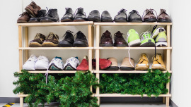 Schuhe aus dem Oxfam Shop im Regal