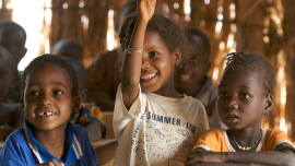 Schule auf dem Wochenmarkt in Benin