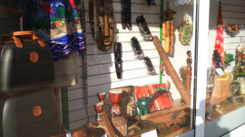Exotische Deko im Schaufenster eines Oxfam Shops