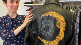 Ehrenamtliche Alexandra van Dijk mit dem ersten Oxfam Schatz, einer Designer-Lederjacke von Valentino.