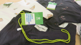 Kleidung von der Marke Armed Angels im Oxfam Shop