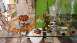 Bernstein-Schmuck in einer Vitrine im Oxfam Shop