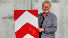 Die Ehrenamtliche Claudia Semain mit dem Streetart-Schatz