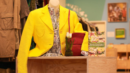 gelber Blazer im Oxfam Shop