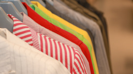 bunte Blazer-Auswahl im Oxfam Shop